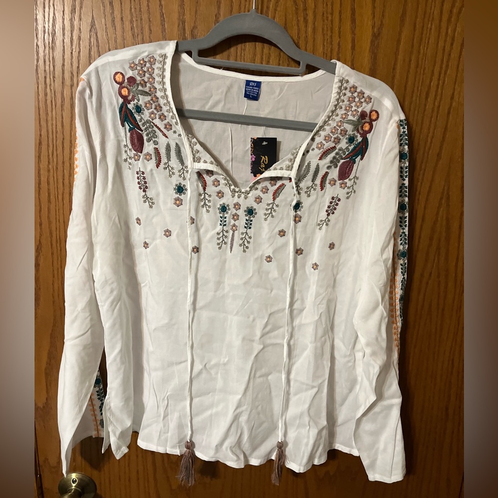 NWT! Boho Beautiful Embroidered Women's Top. Size Large